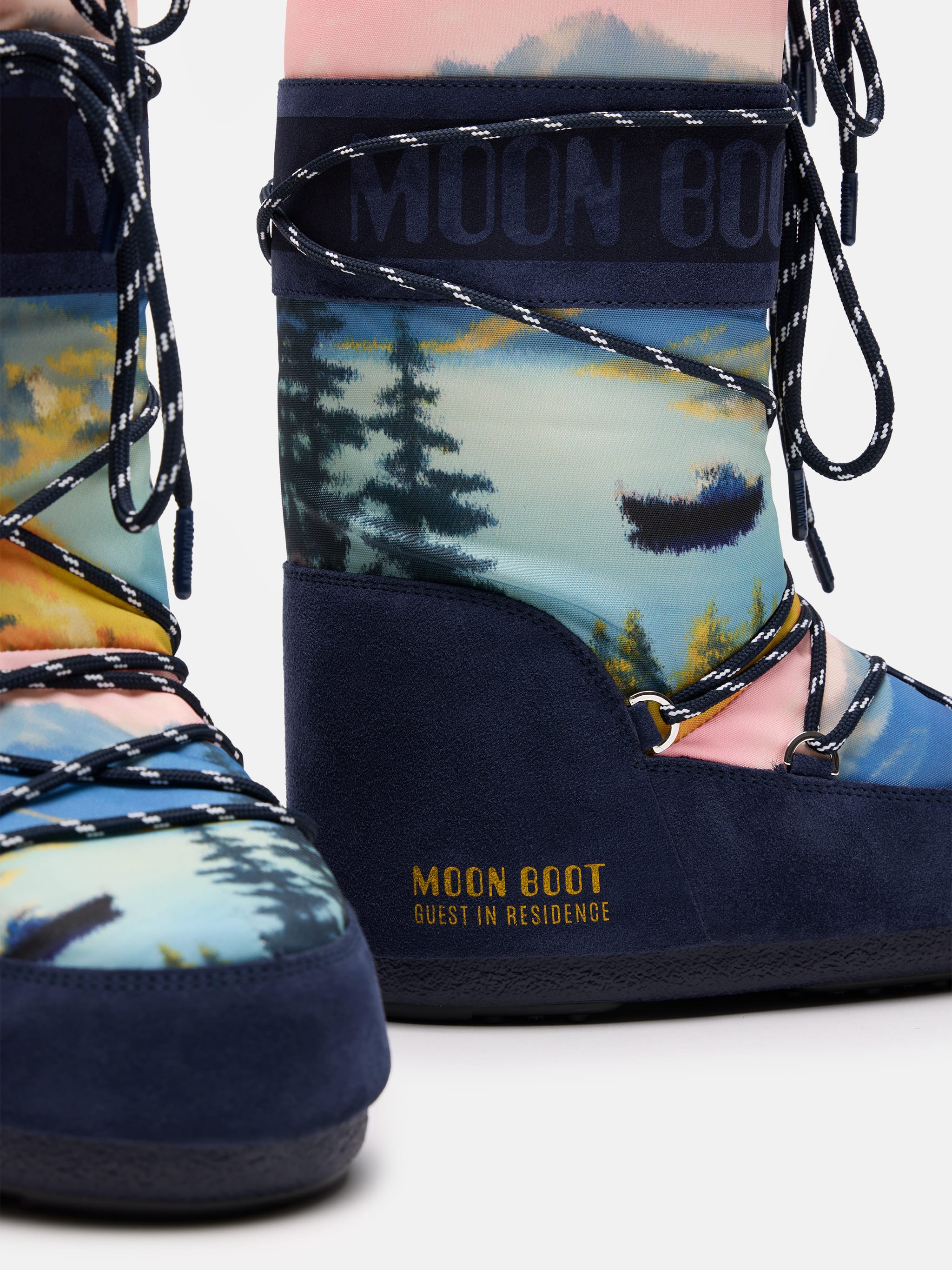 MOON BOOT X GUEST IN RESIDENCE ICON POSTCARD BOTAS MIDNIGHT