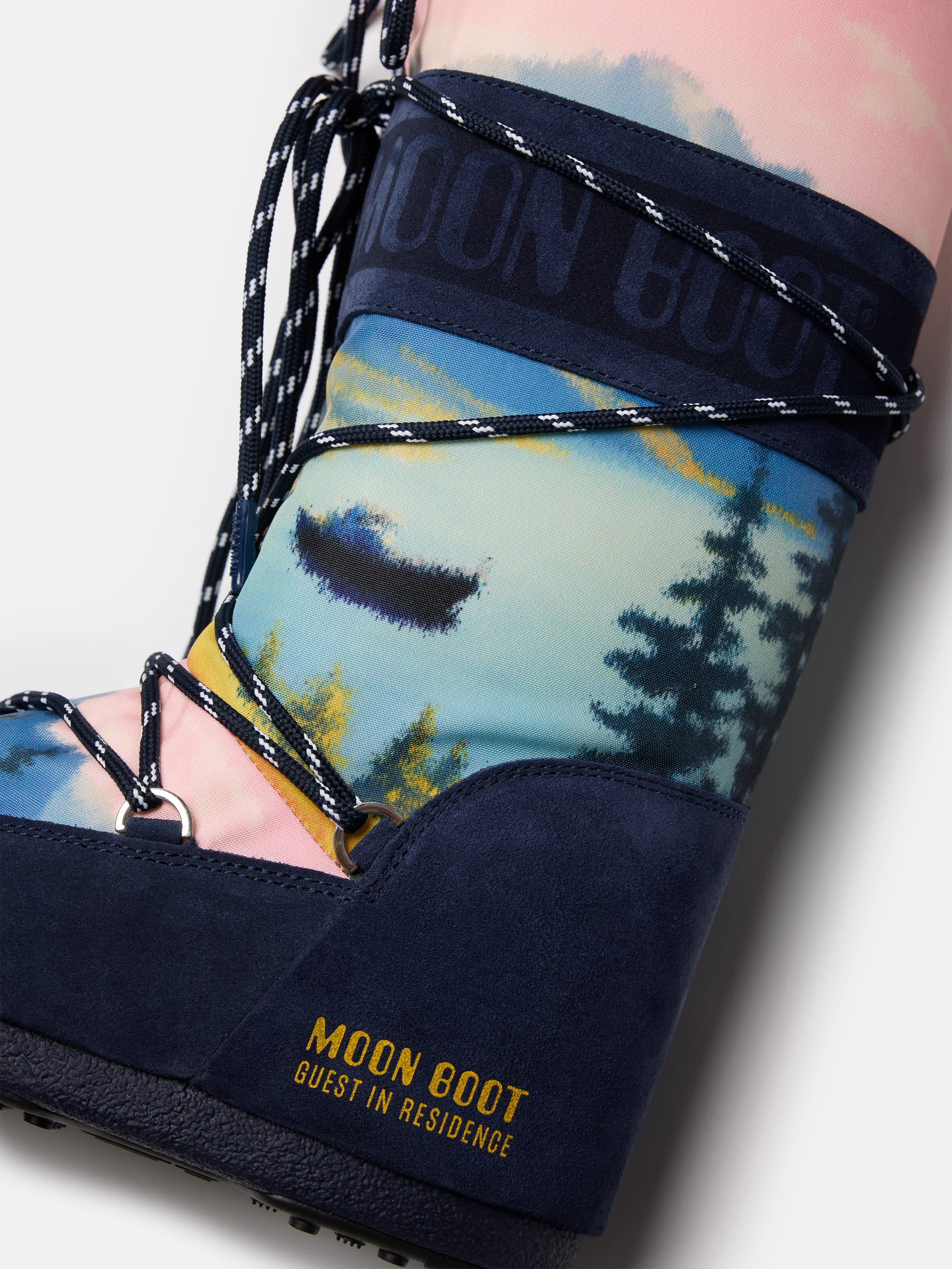 MOON BOOT X GUEST IN RESIDENCE ICON POSTCARD BOTAS MIDNIGHT