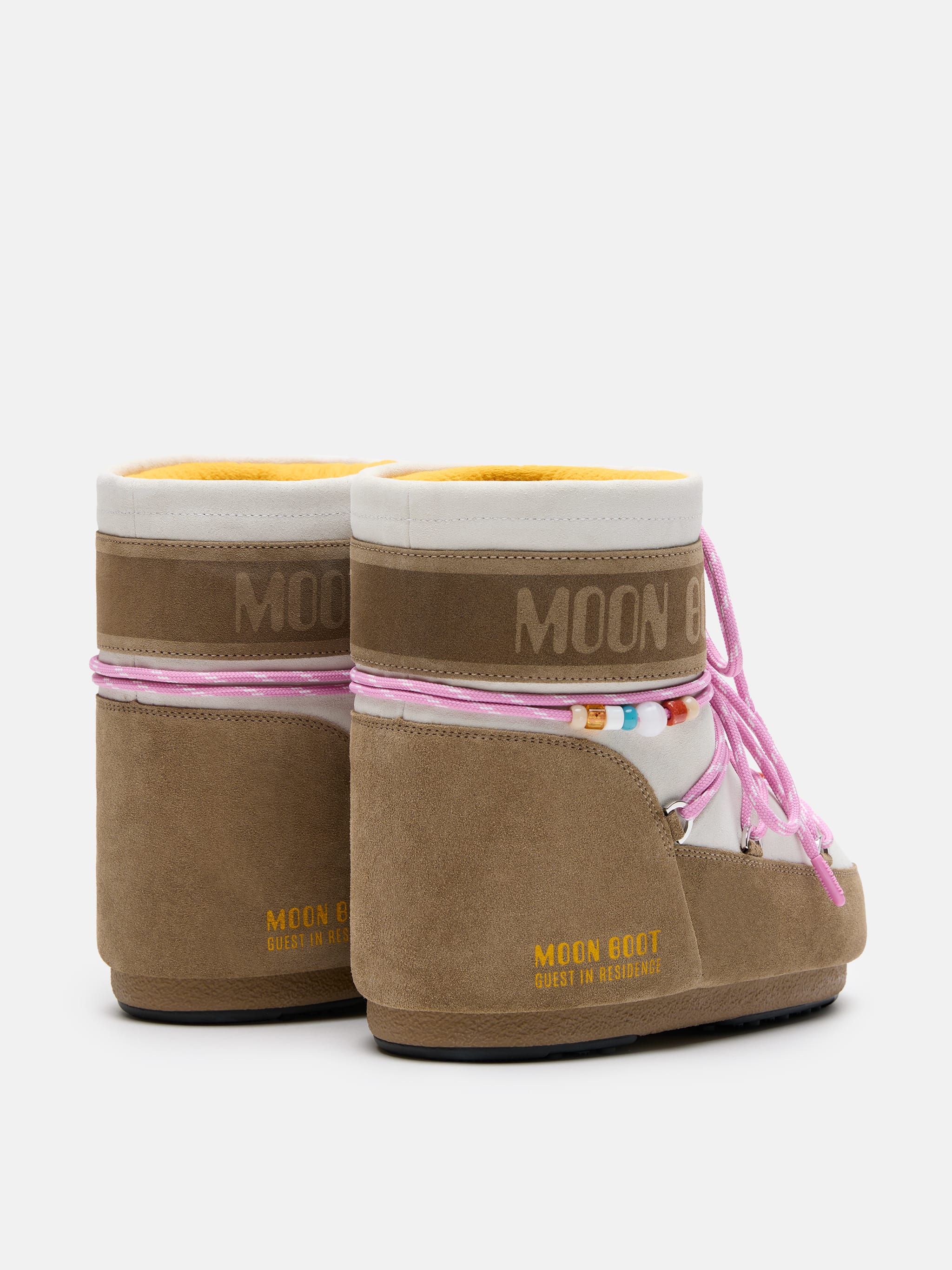 MOON BOOT X GUEST IN RESIDENCE ICON LOW MEL, AREIA BRANCA COM BÓLICOS DE SUEDE
